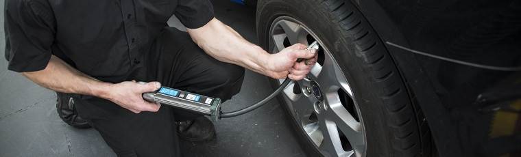 Checking tyre pressure